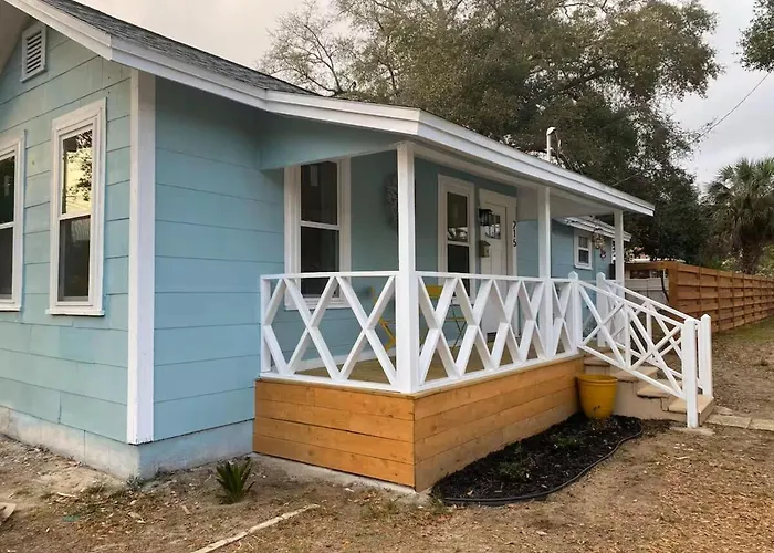 The Cozy Cottage- Close To Everything! *