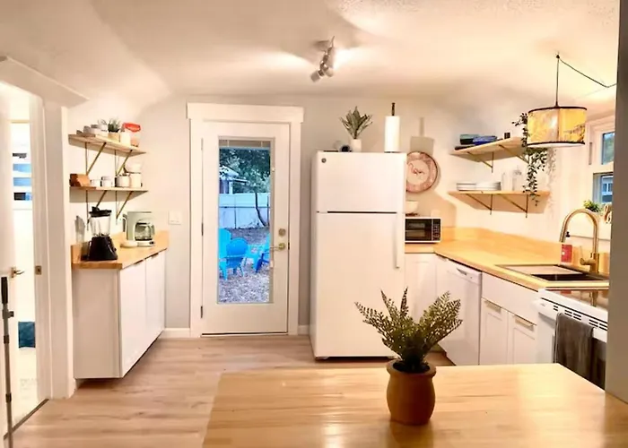 The Cozy Cottage- Close To Everything! *